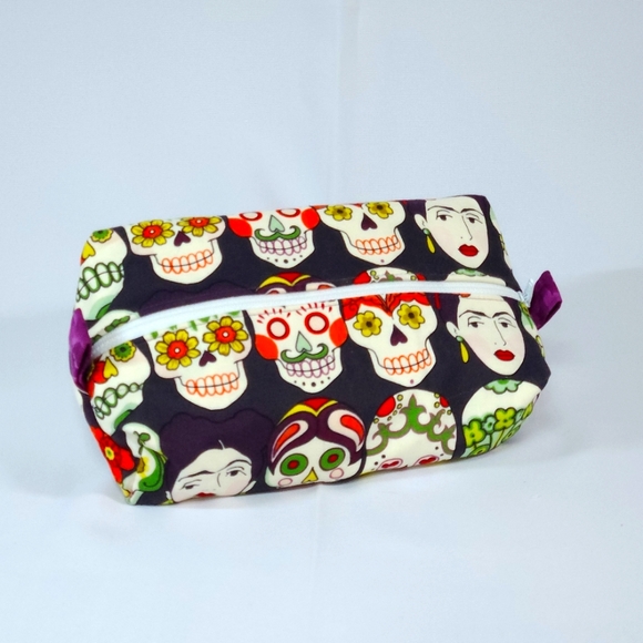 Make-up travel bag with Frida Kahlo and skull faces in eggplant - Picture 1 of 4